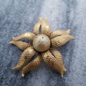 Vintage Capri Gold Tone Flower Brooch, Unisex Lapel Pin, Estate